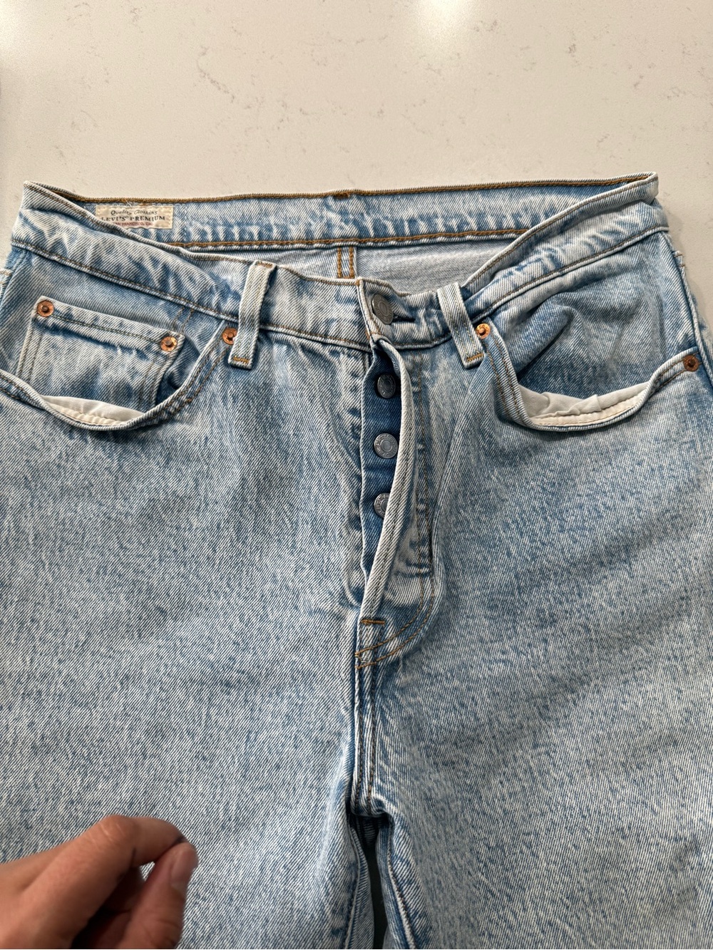 Levi's Premium Jeans; Light Wash High-Rise Straight Jeans - Light Blue. Size 28 - Picture 11 of 11